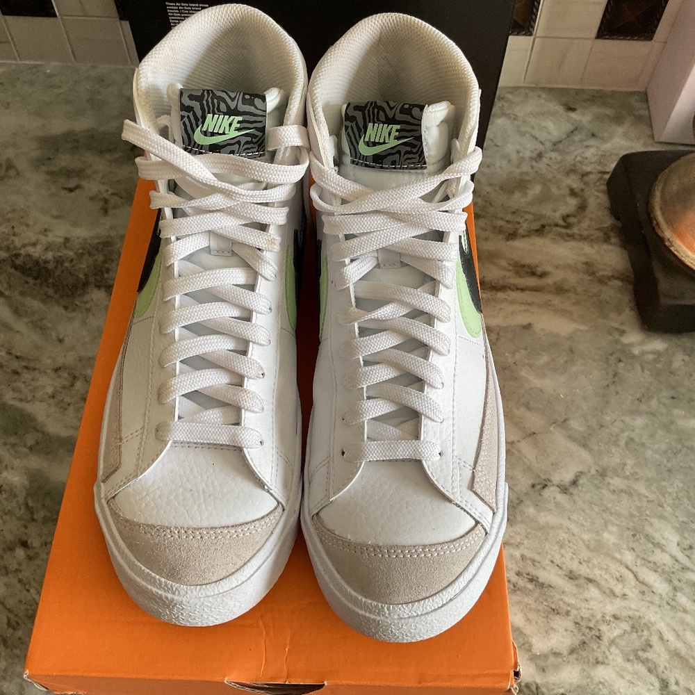 Women Nike 7 youth white/black/vapor green